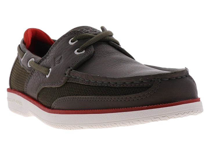Zapato Sperry modelo Surveyor en color oliva con suela blanca y detalles rojos en el interior.