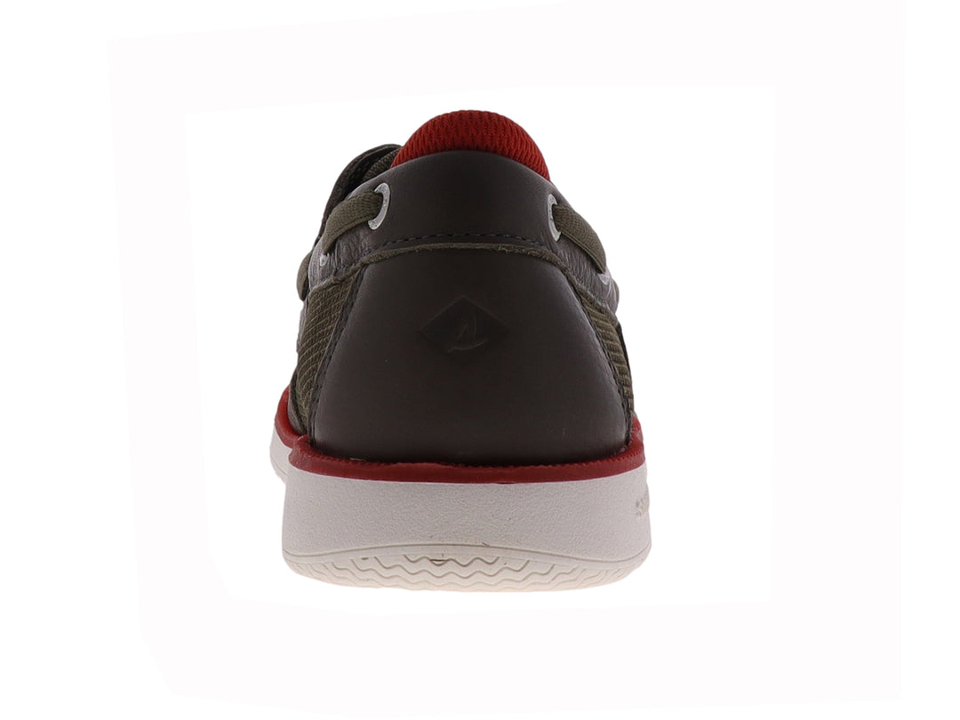 Zapato Sperry modelo Surveyor en color oliva con suela blanca y detalles rojos en el interior.