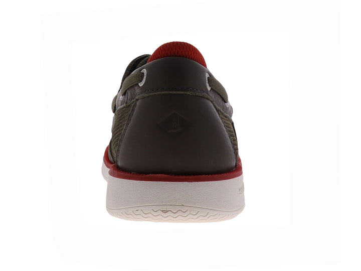 Zapato Sperry modelo Surveyor en color oliva con suela blanca y detalles rojos en el interior.