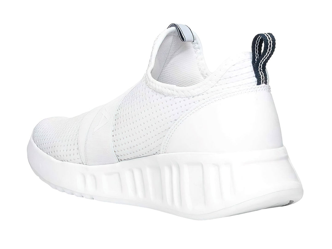 Tenis deportivos blancos Nautica Butler JR estilo slip-on con banda elástica y suela gruesa.