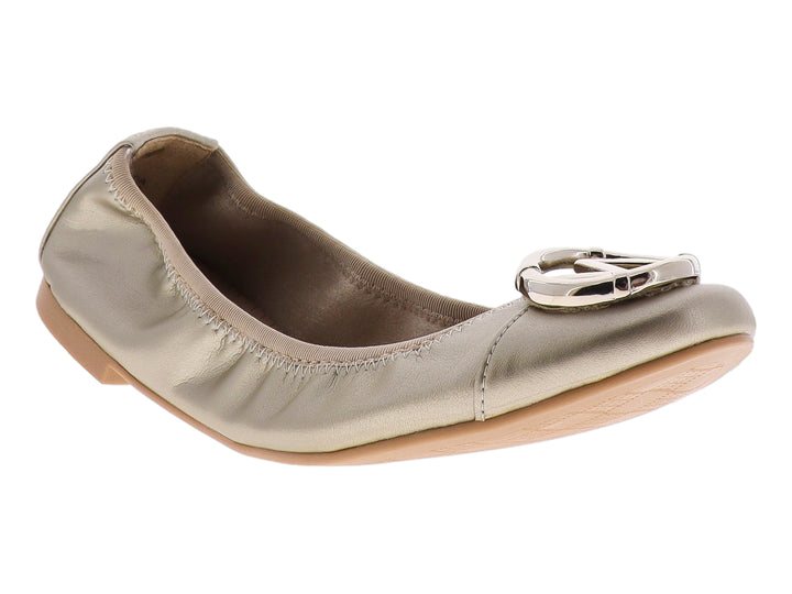 Zapato plano color platino con acabado brillante y detalle de hebilla metálica en la parte frontal.