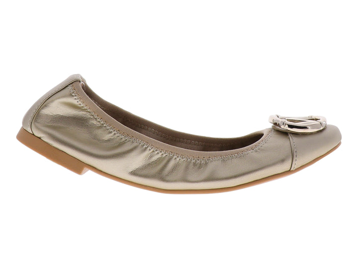Zapato plano color platino con acabado brillante y detalle de hebilla metálica en la parte frontal.