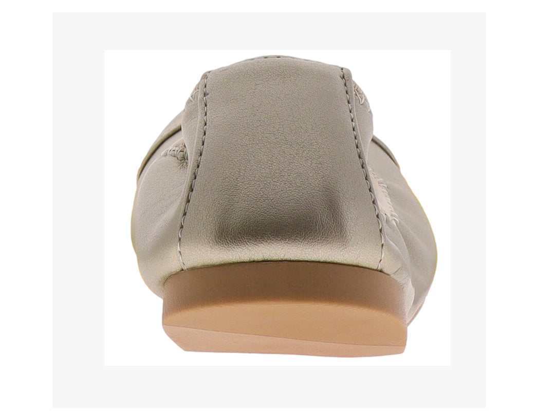 Zapato plano color platino con acabado brillante y detalle de hebilla metálica en la parte frontal.