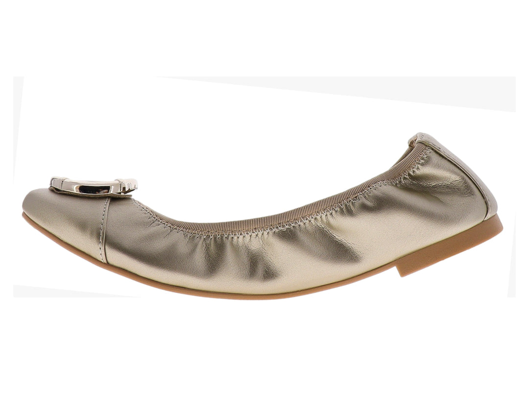 Zapato plano color platino con acabado brillante y detalle de hebilla metálica en la parte frontal.