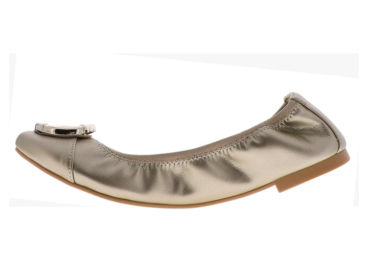 Zapato plano color platino con acabado brillante y detalle de hebilla metálica en la parte frontal.