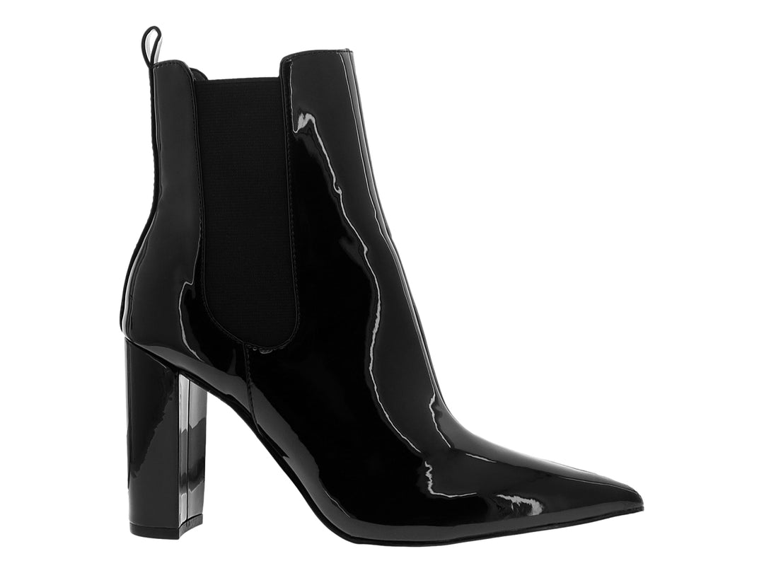 Botín negro de Nine West con acabado brillante tipo charol, punta afilada y tacón grueso cuadrado.