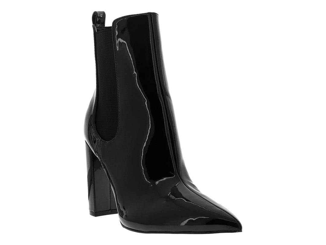 Botín negro de Nine West con acabado brillante tipo charol, punta afilada y tacón grueso cuadrado.