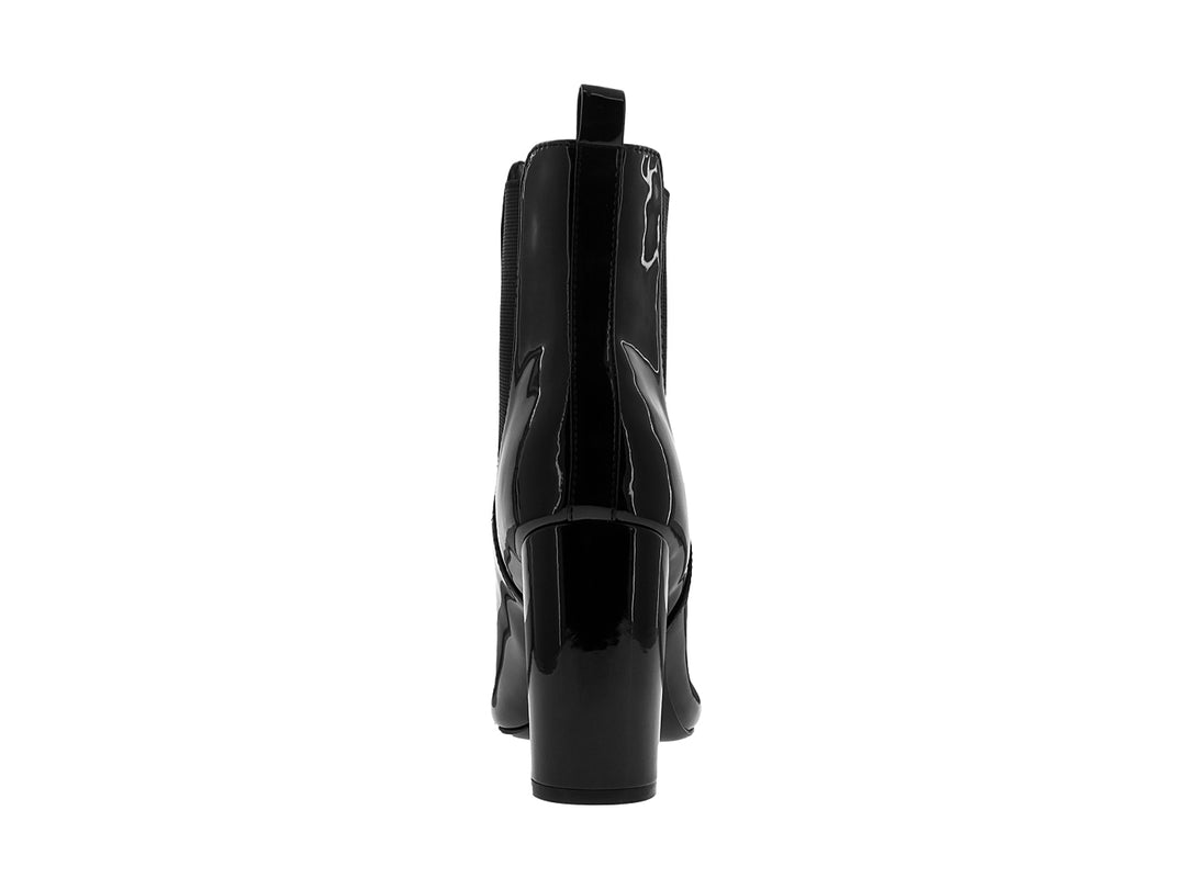 Botín negro de Nine West con acabado brillante tipo charol, punta afilada y tacón grueso cuadrado.