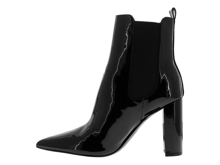 Botín negro de Nine West con acabado brillante tipo charol, punta afilada y tacón grueso cuadrado.