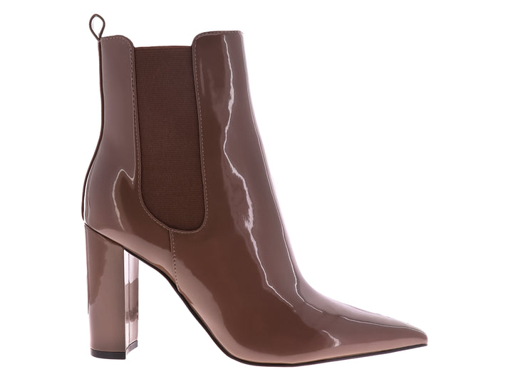 Botín Nine West color marrón con acabado brillante, tacón grueso y punta afilada para mujer.