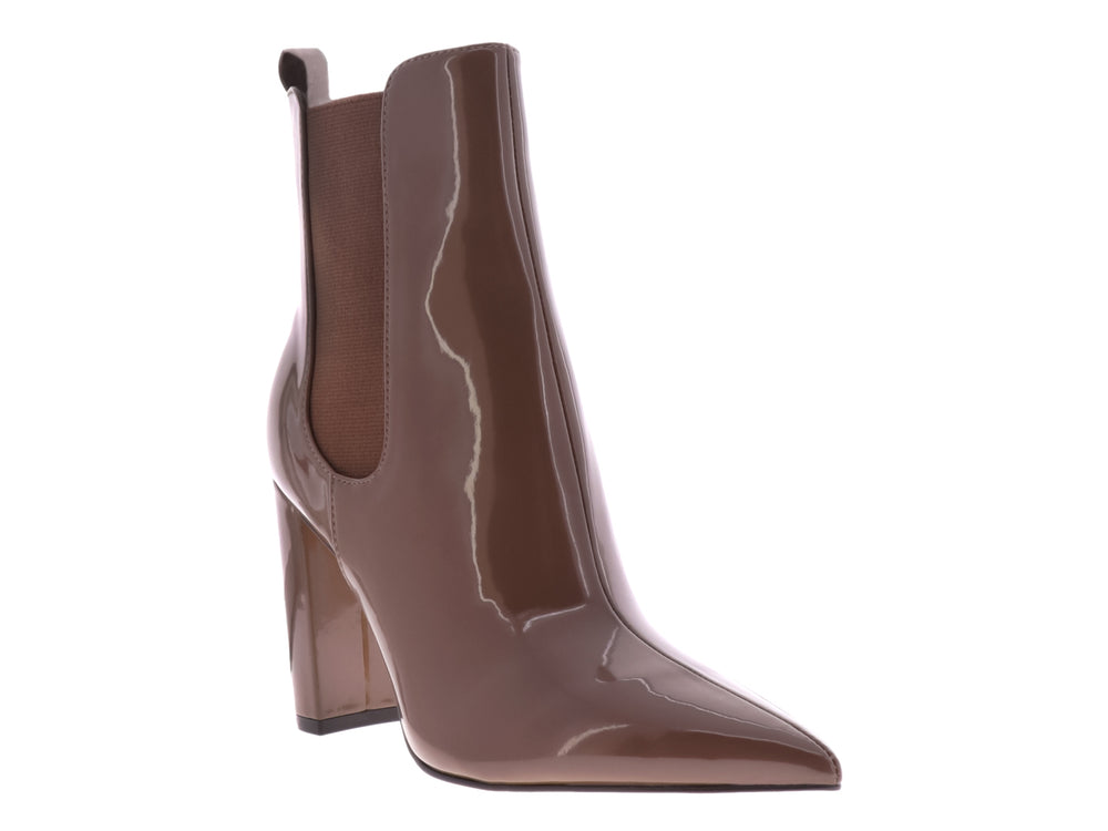 Botín Nine West color marrón con acabado brillante, tacón grueso y punta afilada para mujer.
