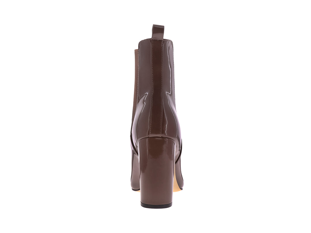 Botín Nine West color marrón con acabado brillante, tacón grueso y punta afilada para mujer.