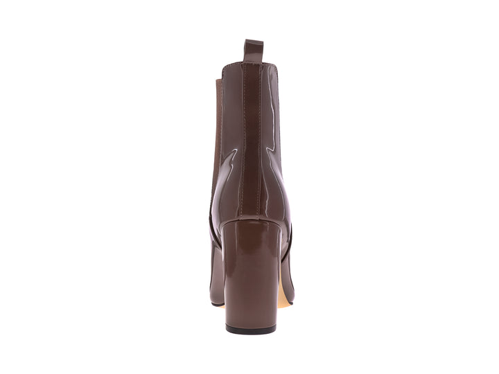 Botín Nine West color marrón con acabado brillante, tacón grueso y punta afilada para mujer.