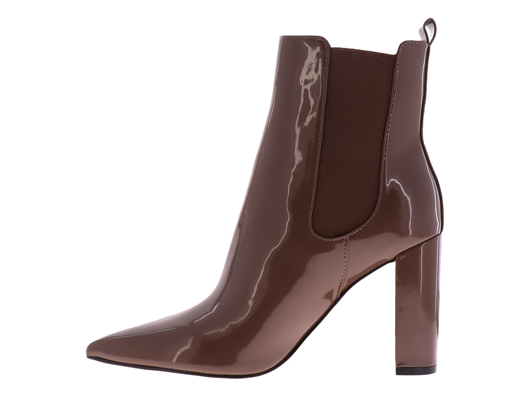 Botín Nine West color marrón con acabado brillante, tacón grueso y punta afilada para mujer.