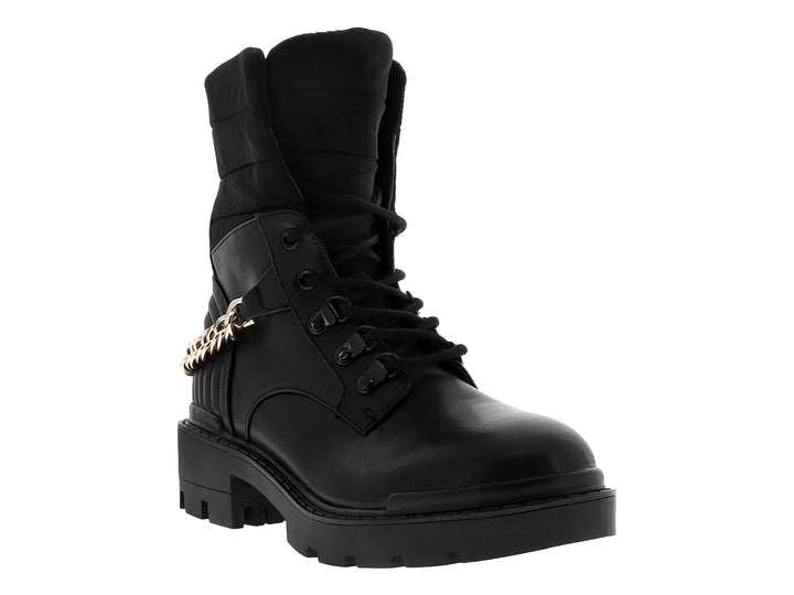 Botas negras de caña alta con plataforma, agujetas y detalle de cadena dorada lateral.