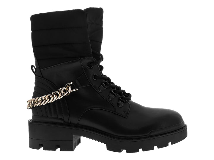 Botas negras de caña alta con plataforma, agujetas y detalle de cadena dorada lateral.