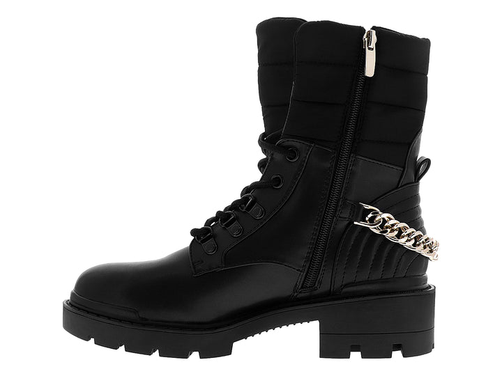 Botas negras de caña alta con plataforma, agujetas y detalle de cadena dorada lateral.