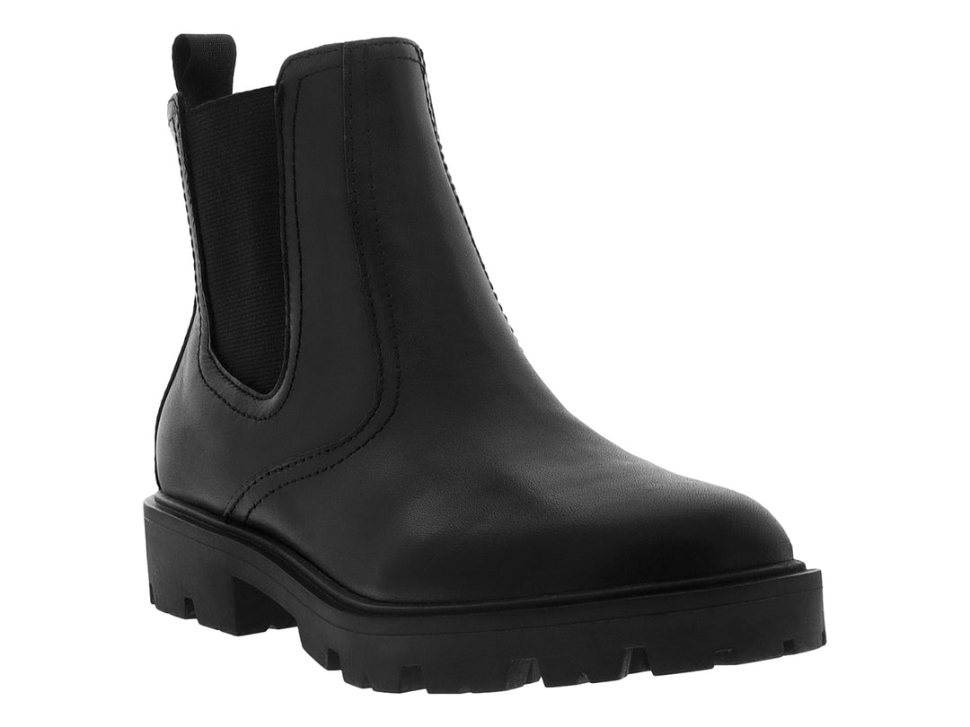 Botas Chelsea Nine West color negro con suela track gruesa y paneles elásticos laterales.