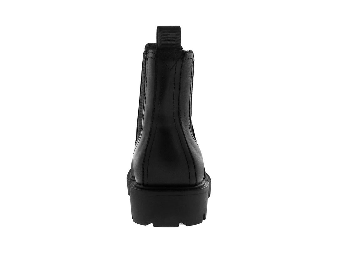 Botas Chelsea Nine West color negro con suela track gruesa y paneles elásticos laterales.