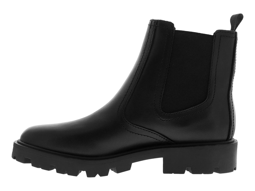 Botas Chelsea Nine West color negro con suela track gruesa y paneles elásticos laterales.