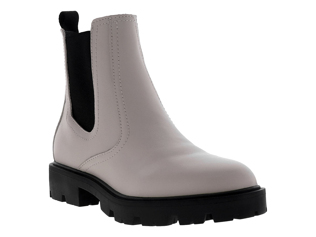 Botines Nine West color marfil con suela track negra y detalle elástico lateral.