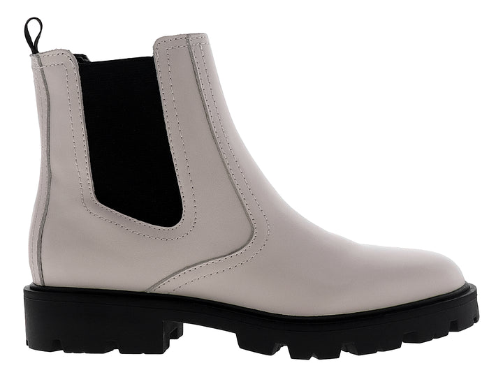 Botines Nine West color marfil con suela track negra y detalle elástico lateral.