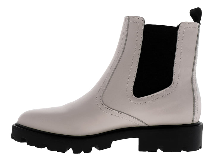 Botines Nine West color marfil con suela track negra y detalle elástico lateral.