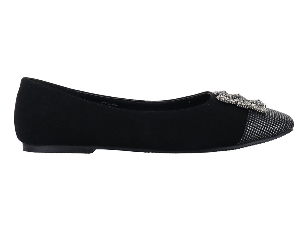 Zapato plano negro con punta texturizada y adorno de moño brillante.