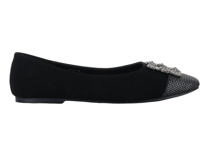 Zapato plano negro con punta texturizada y adorno de moño brillante.