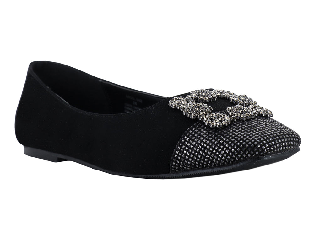 Zapato plano negro con punta texturizada y adorno de moño brillante.