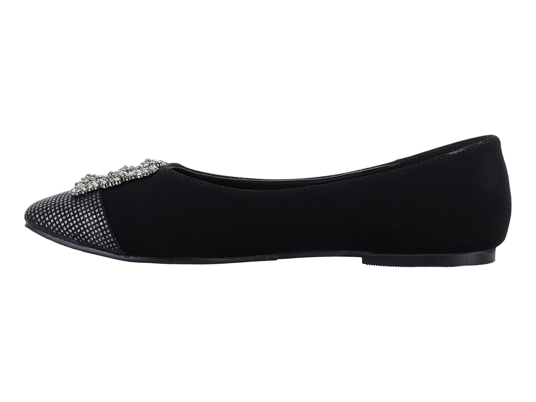 Zapato plano negro con punta texturizada y adorno de moño brillante.