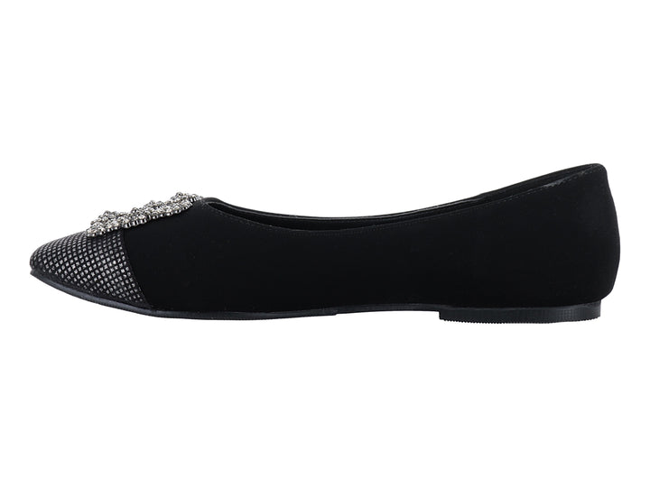 Zapato plano negro con punta texturizada y adorno de moño brillante.