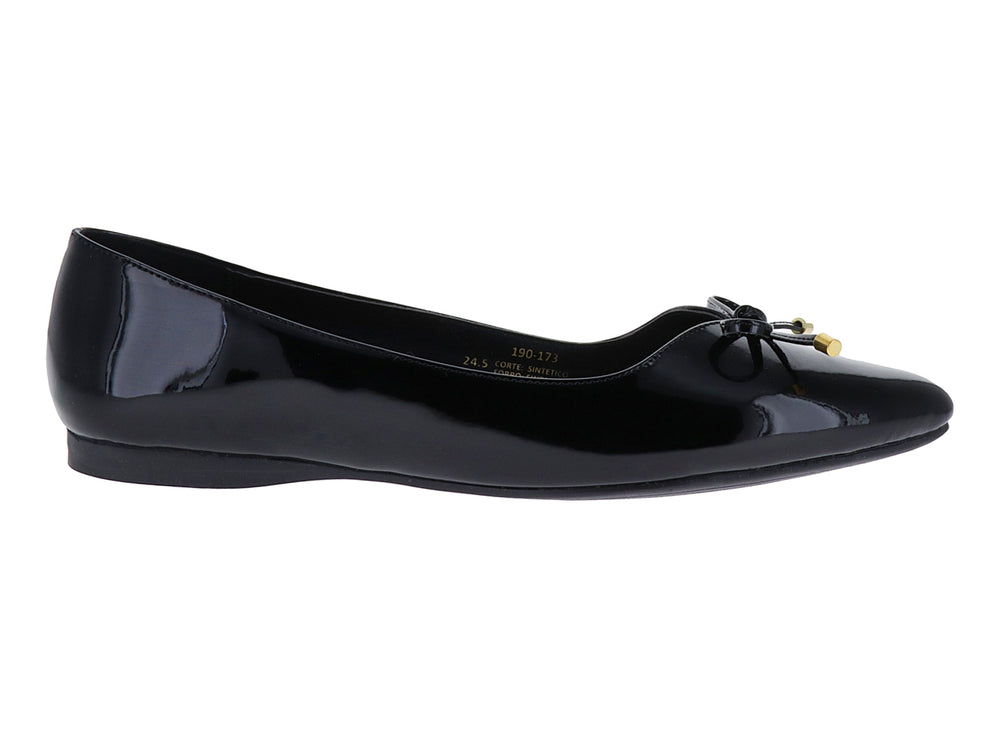 Zapato plano negro de charol brillante con un pequeño moño decorativo con puntas doradas.