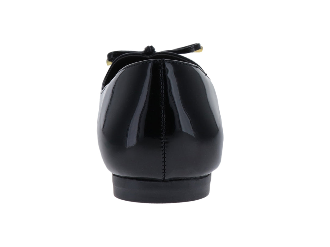 Zapato plano negro de charol brillante con un pequeño moño decorativo con puntas doradas.