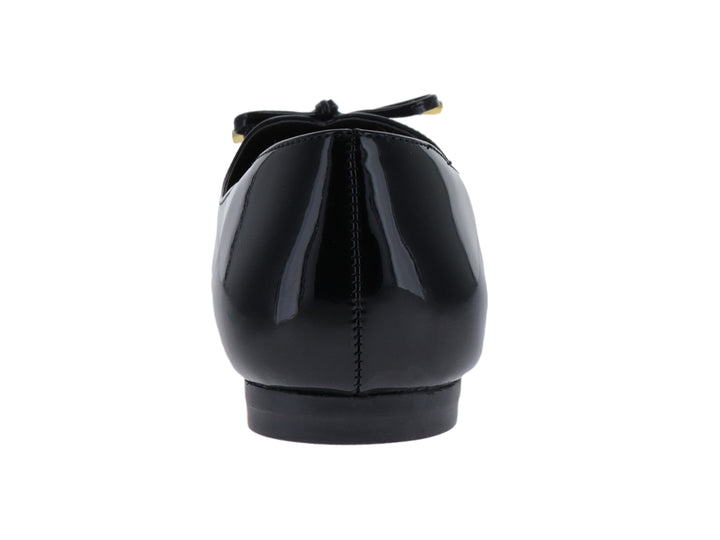 Zapato plano negro de charol brillante con un pequeño moño decorativo con puntas doradas.