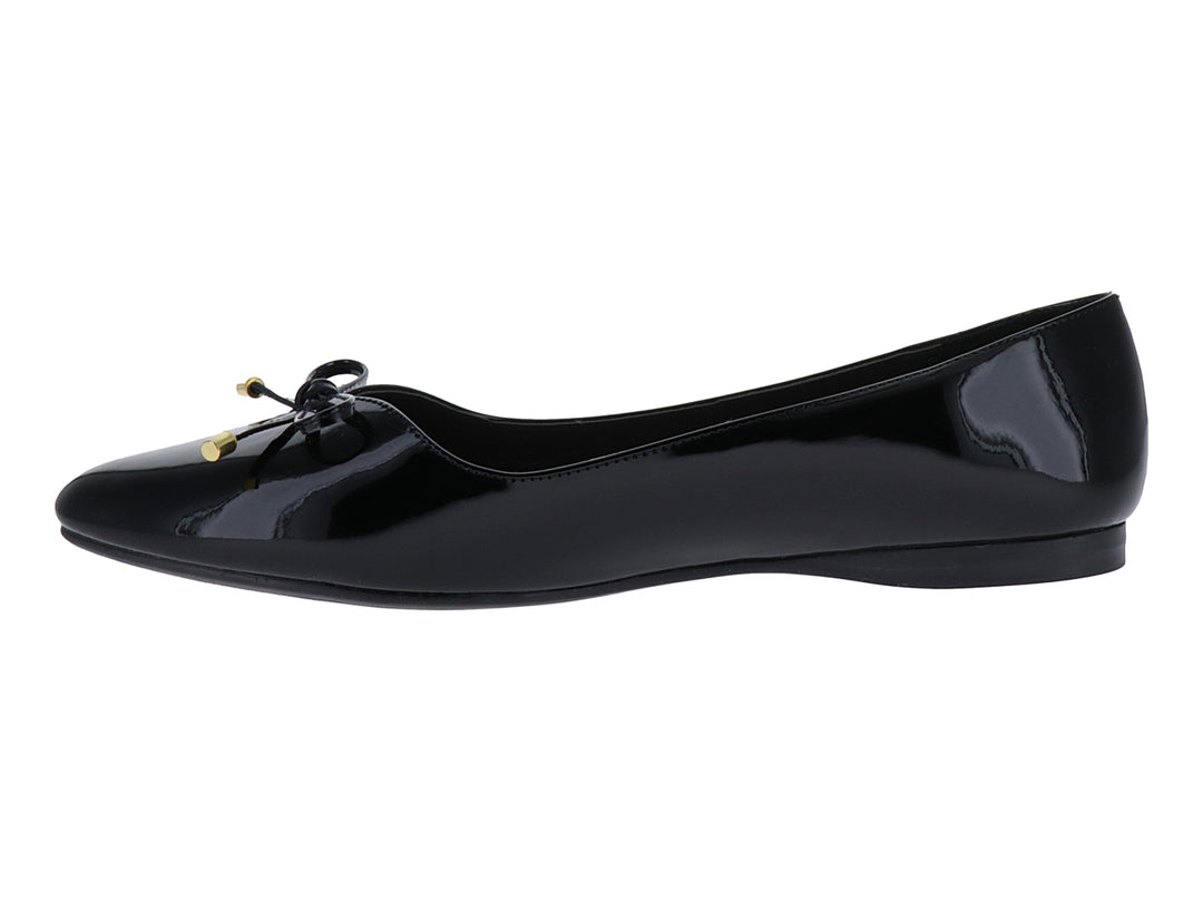 Zapato plano negro de charol brillante con un pequeño moño decorativo con puntas doradas.