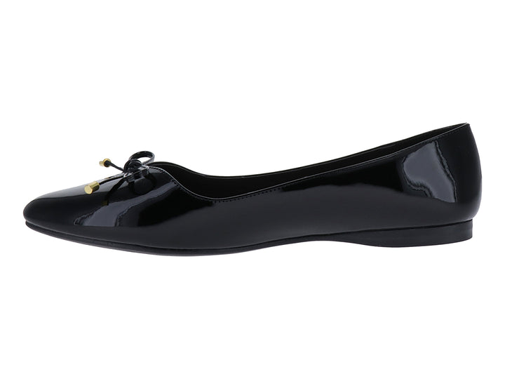 Zapato plano negro de charol brillante con un pequeño moño decorativo con puntas doradas.