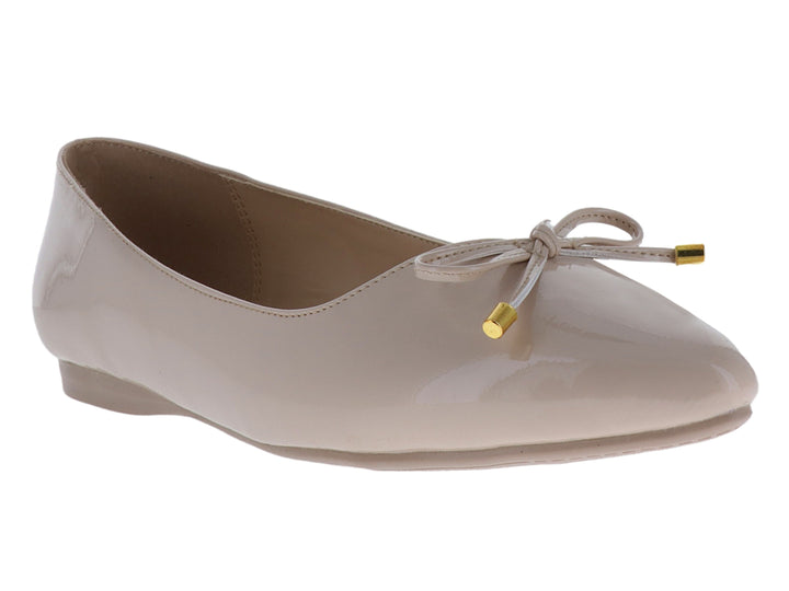 Zapato plano color avena de charol brillante con un moño decorativo y puntas doradas.
