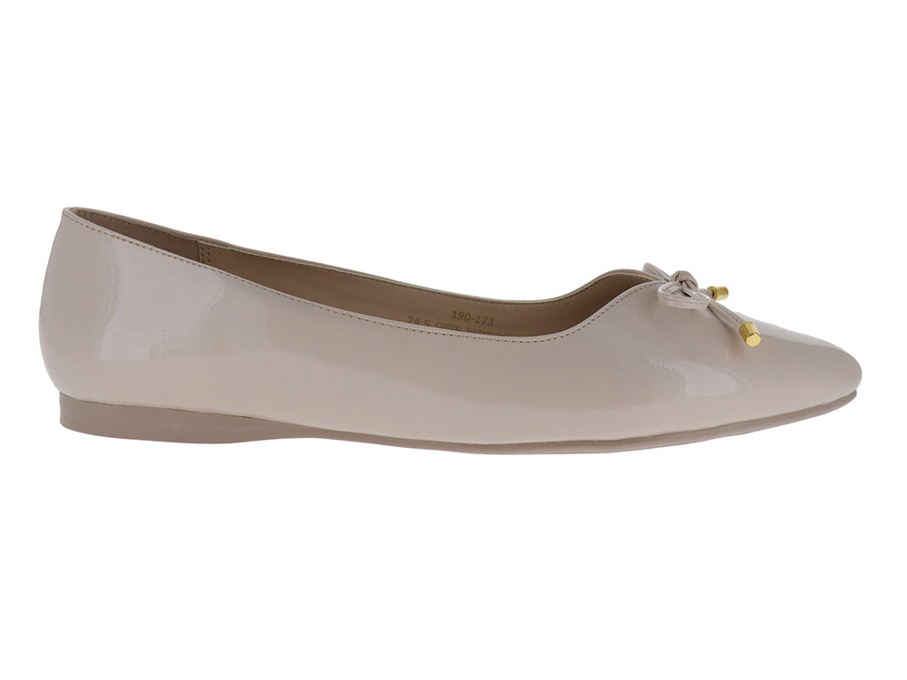 Zapato plano color avena de charol brillante con un moño decorativo y puntas doradas.