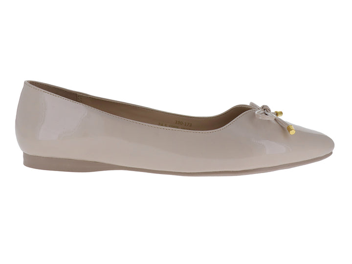 Zapato plano color avena de charol brillante con un moño decorativo y puntas doradas.