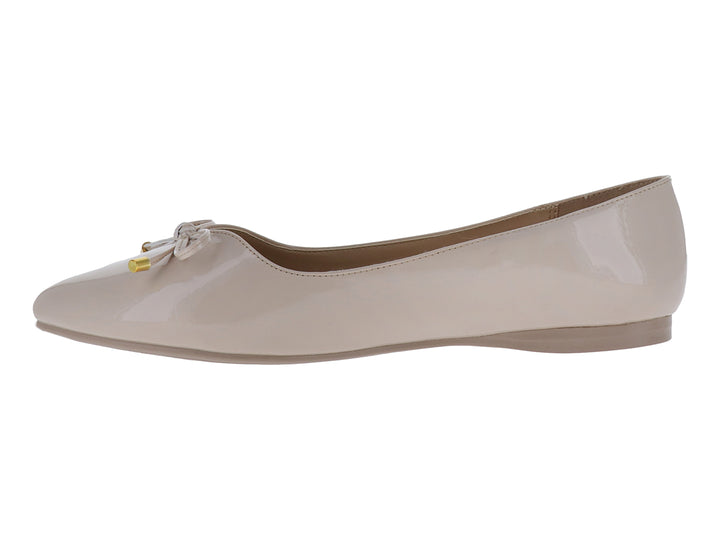 Zapato plano color avena de charol brillante con un moño decorativo y puntas doradas.