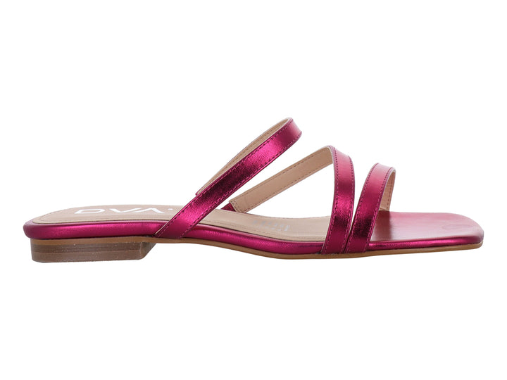 Sandalia plana para mujer en color bugambilia metálico con tiras delgadas y suela beige.