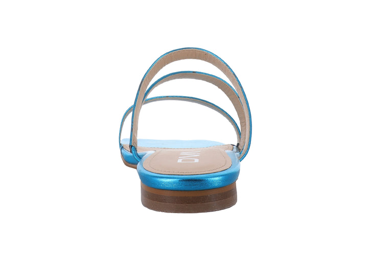 Sandalia plana para mujer en color turquesa metálico con tiras cruzadas y suela beige.