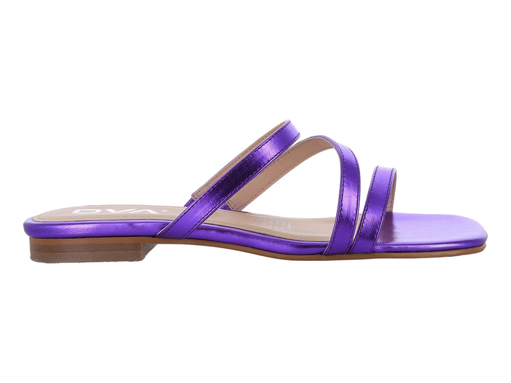 Sandalia plana para mujer en color morado metálico con tiras cruzadas y suela beige.