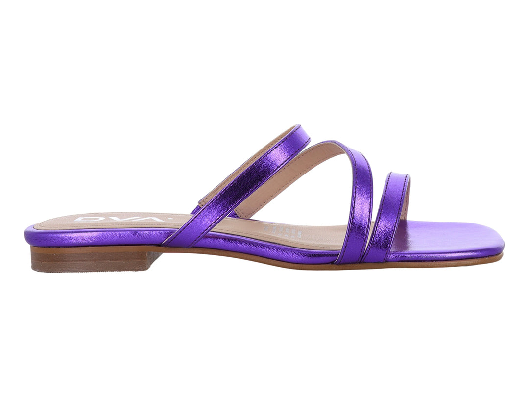 Sandalia plana para mujer en color morado metálico con tiras cruzadas y suela beige.
