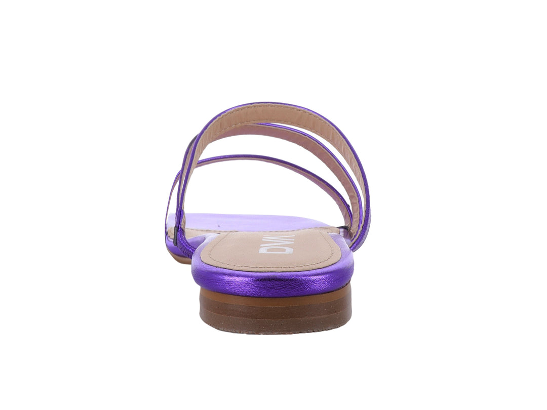 Sandalia plana para mujer en color morado metálico con tiras cruzadas y suela beige.