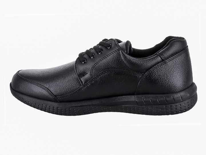 Zapato casual de piel color negro con agujetas y suela gruesa para hombre.