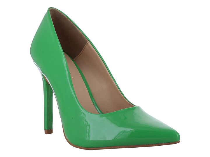 Zapato de tacón alto estilo stiletto en color verde esmeralda con acabado brillante de charol y punta fina.