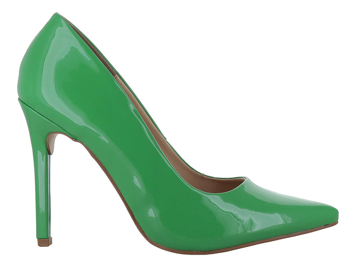 Zapato de tacón alto estilo stiletto en color verde esmeralda con acabado brillante de charol y punta fina.