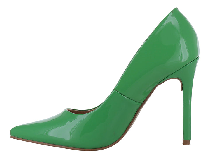Zapato de tacón alto estilo stiletto en color verde esmeralda con acabado brillante de charol y punta fina.